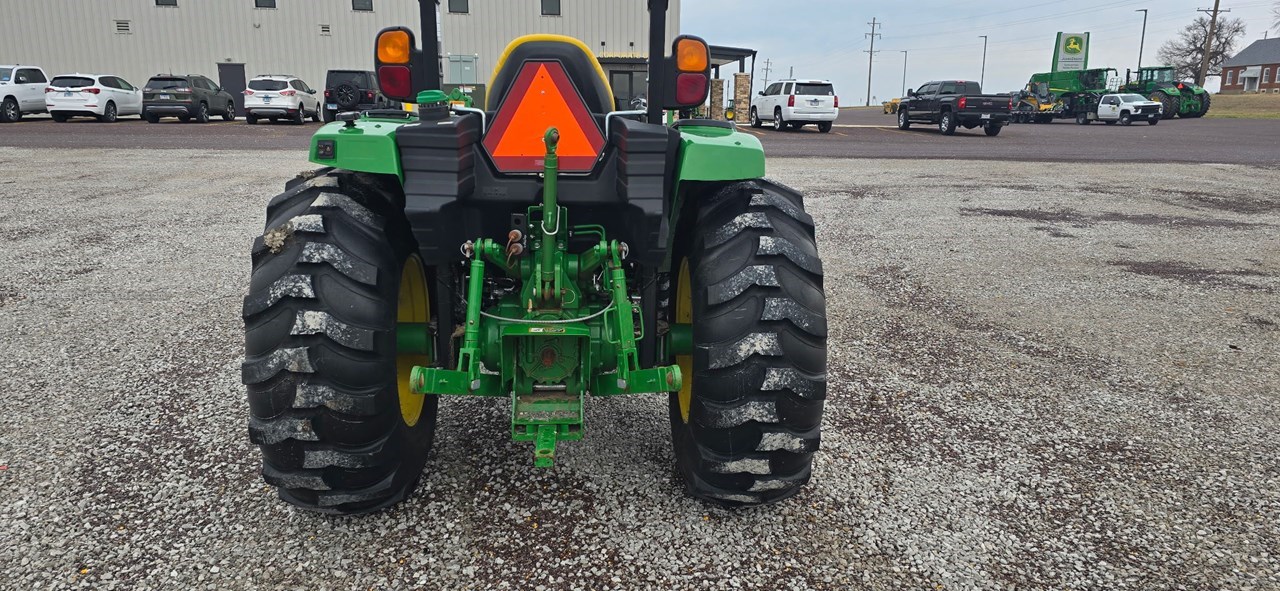 2016 John Deere 4052R Image 10