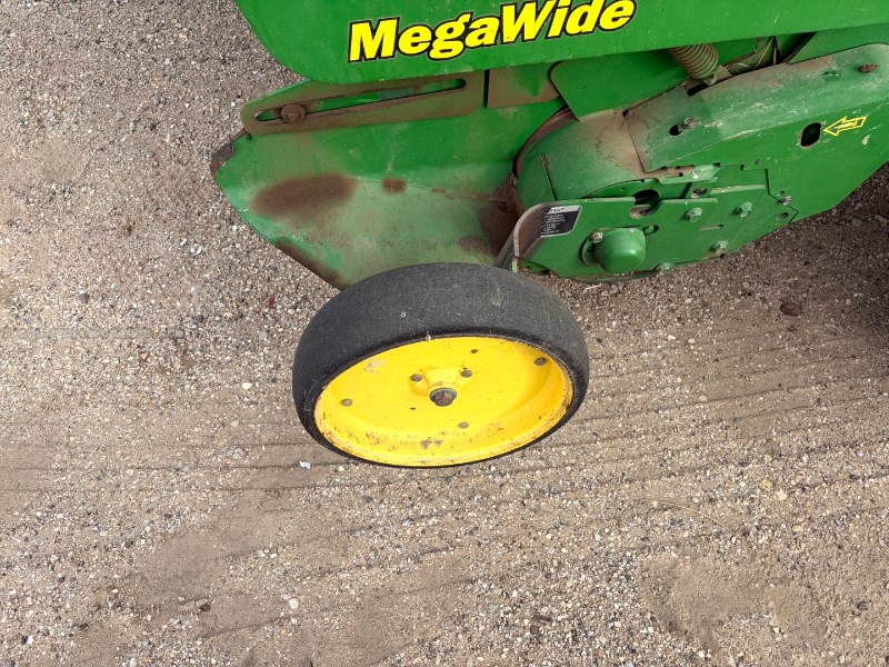 2003 John Deere 567 Image 10