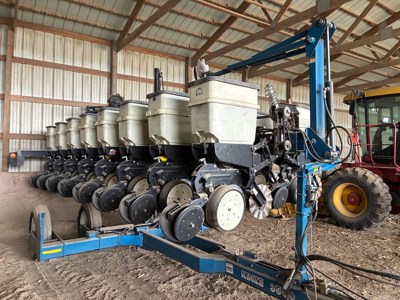 2002 Kinze 3500 Image 10