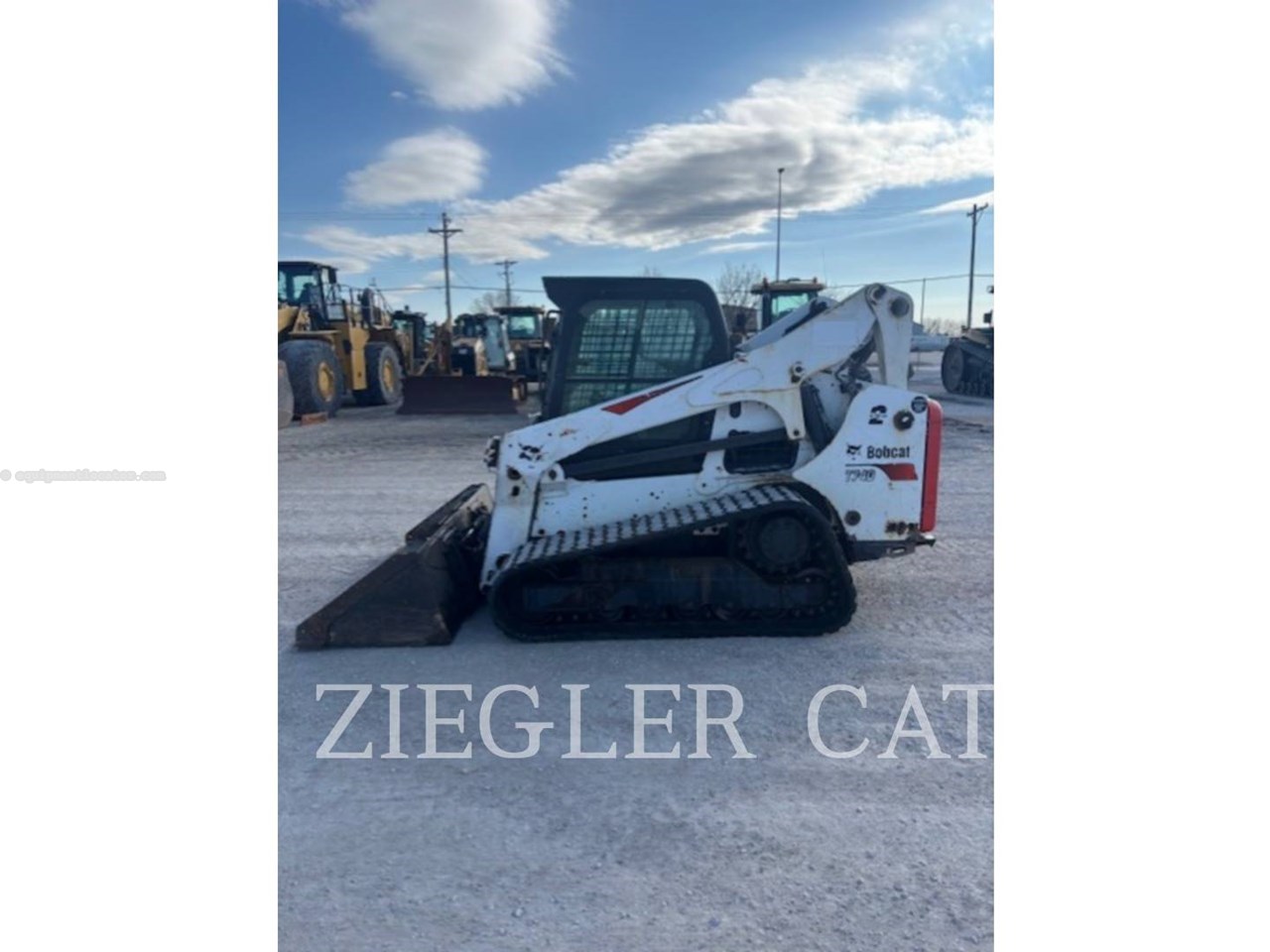 2017 Bobcat T740 Image 10
