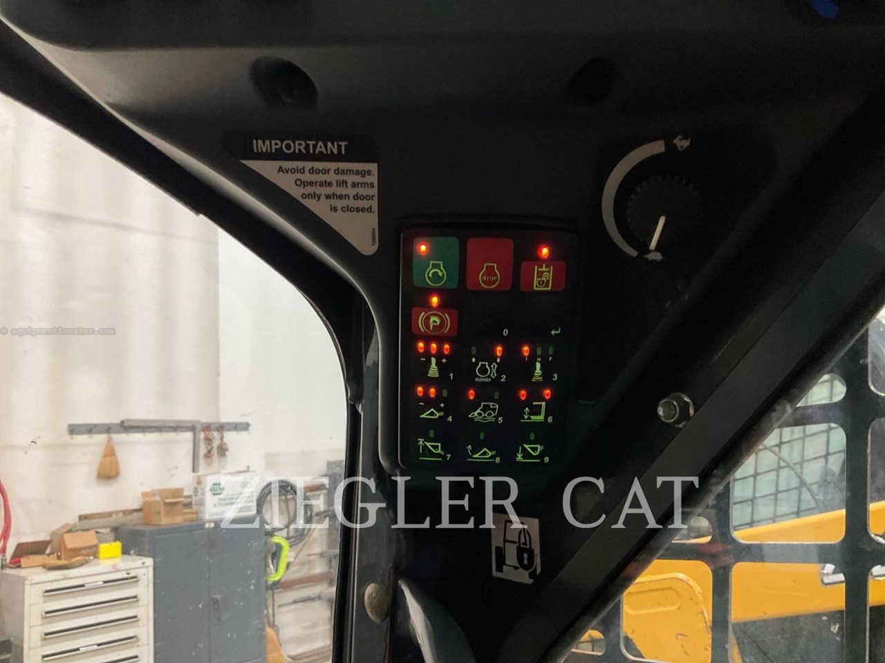 2017 John Deere 317G Image 11