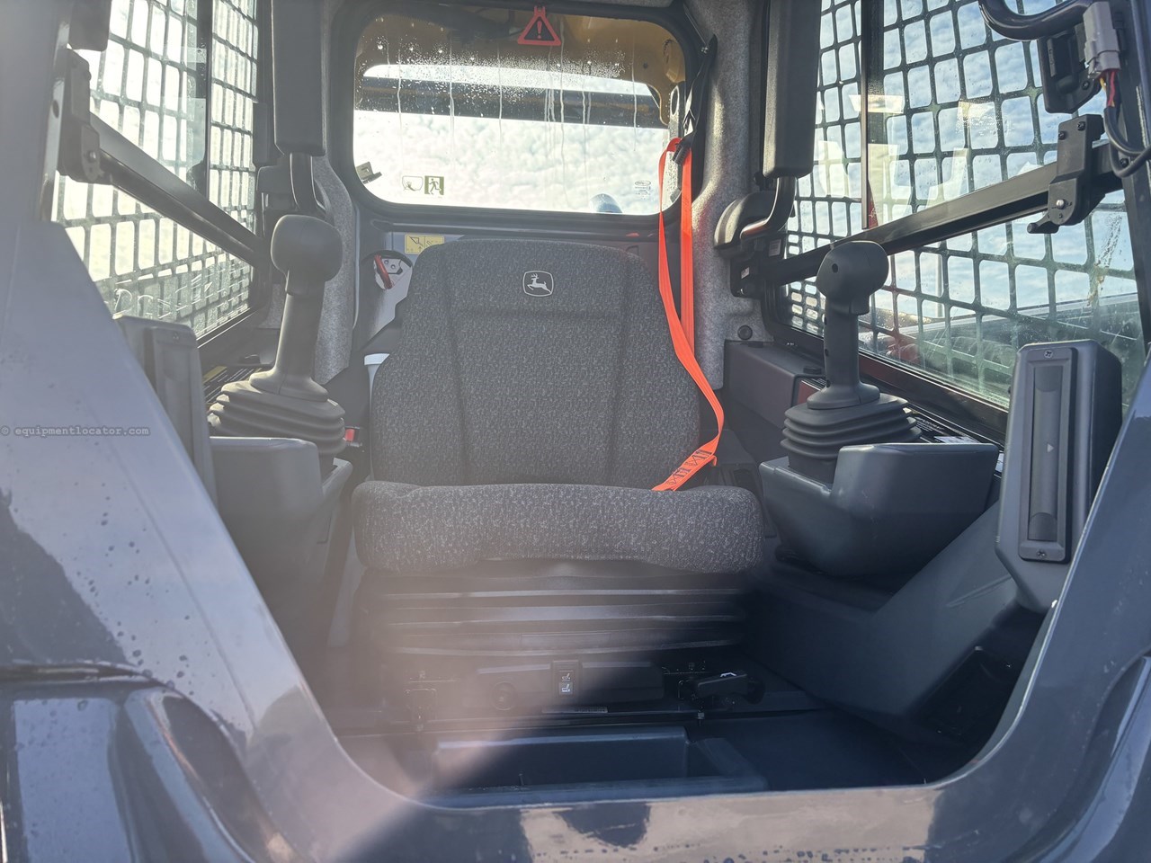 2025 John Deere 325G Image 5