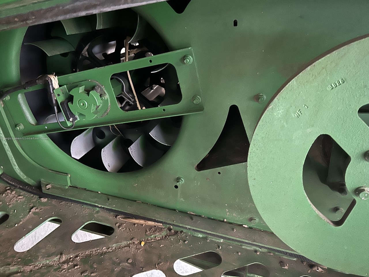 2013 John Deere S670 Image 32