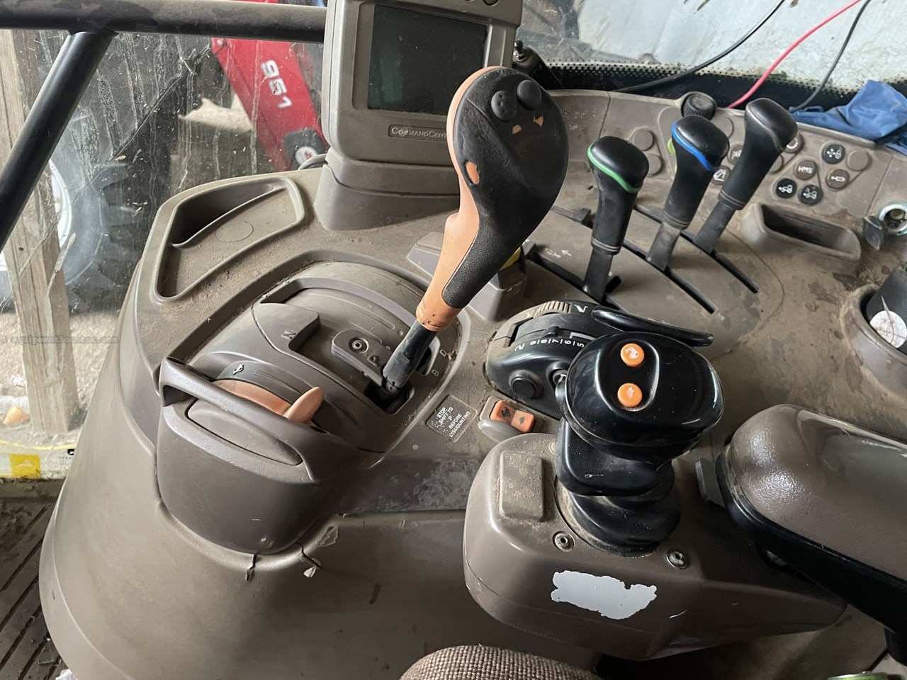 2011 John Deere 7230 Premium Image 10