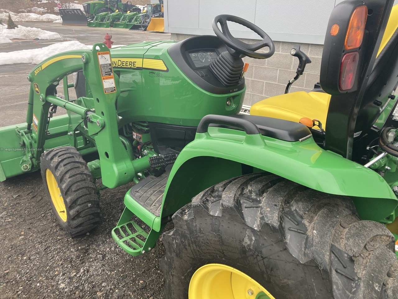 2021 John Deere 3033R Image 10