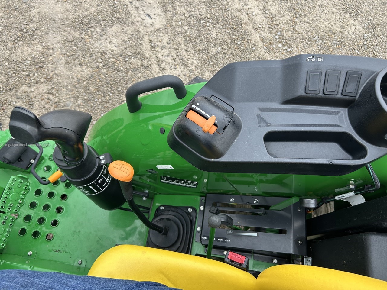 2021 John Deere 5045E Image 10