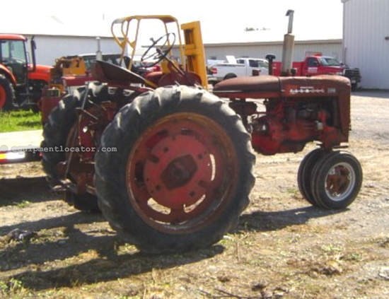 IH FARMALL 230 Image 4