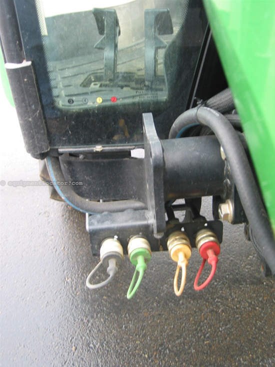 2008 John Deere 3320 Image 8